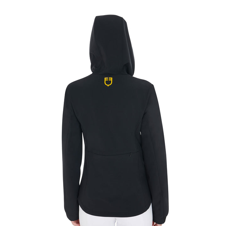 Women's slim fit softshell jacket with concealed pockets