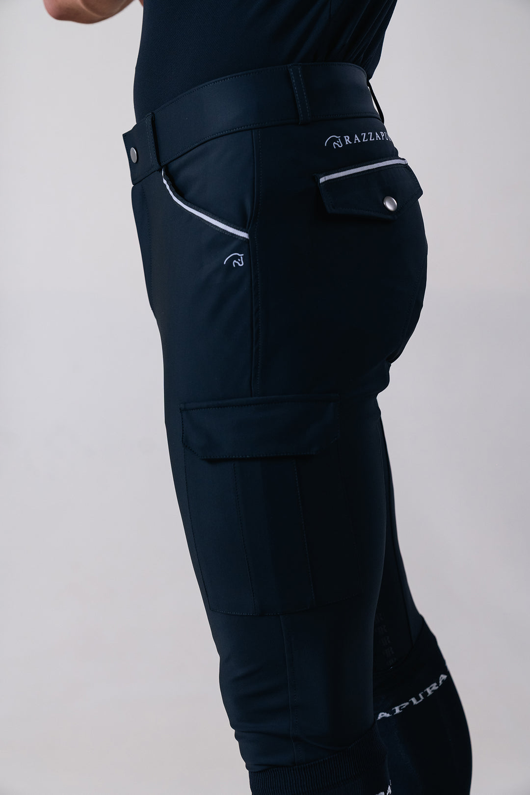 Breeches knee grip lateral pockets