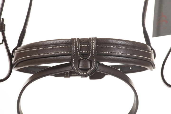 Bridle with sleek anatomical headpiece and convex noseband